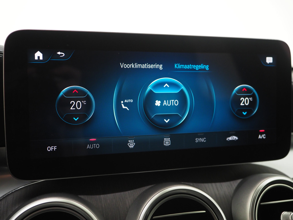 Mercedes-Benz GLC 300e 4MATIC Night Black 64