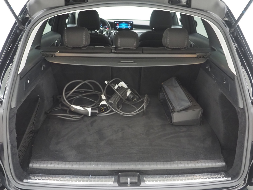 Mercedes-Benz GLC 300e 4MATIC Night Black 70