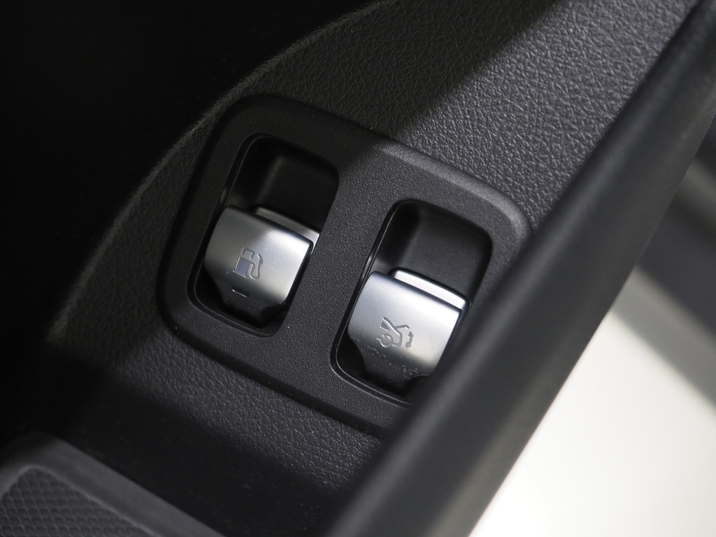 Mercedes-Benz GLC 300e 4MATIC 320PK 64