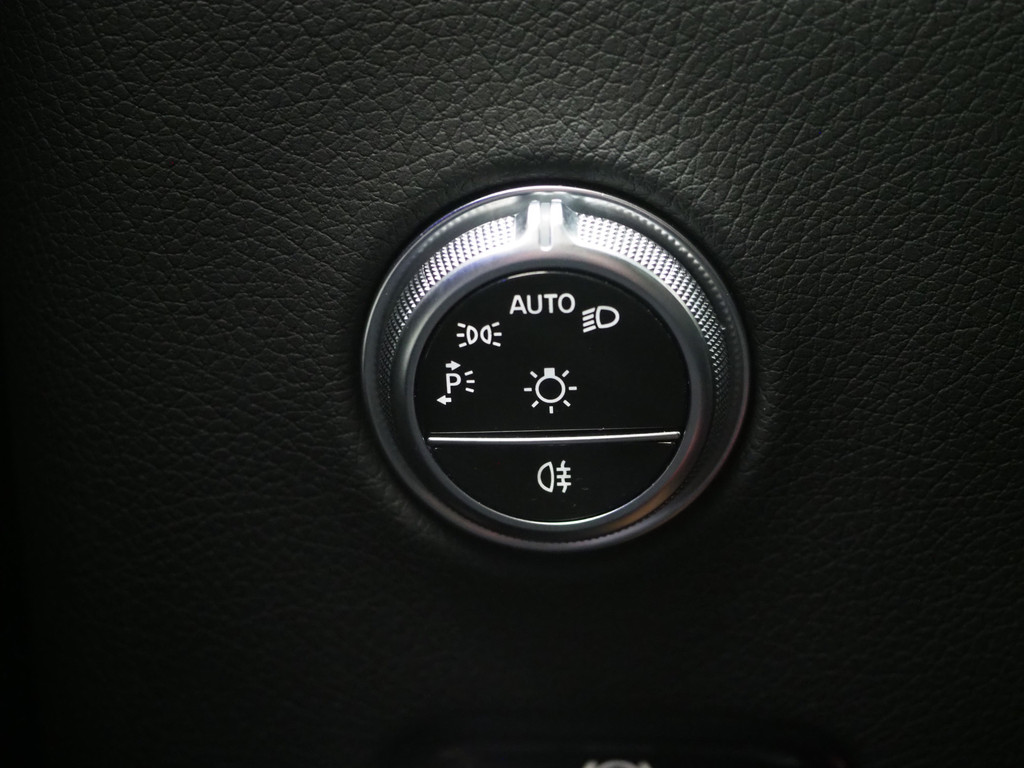 Mercedes-Benz GLC 300e 4MATIC 320PK 65