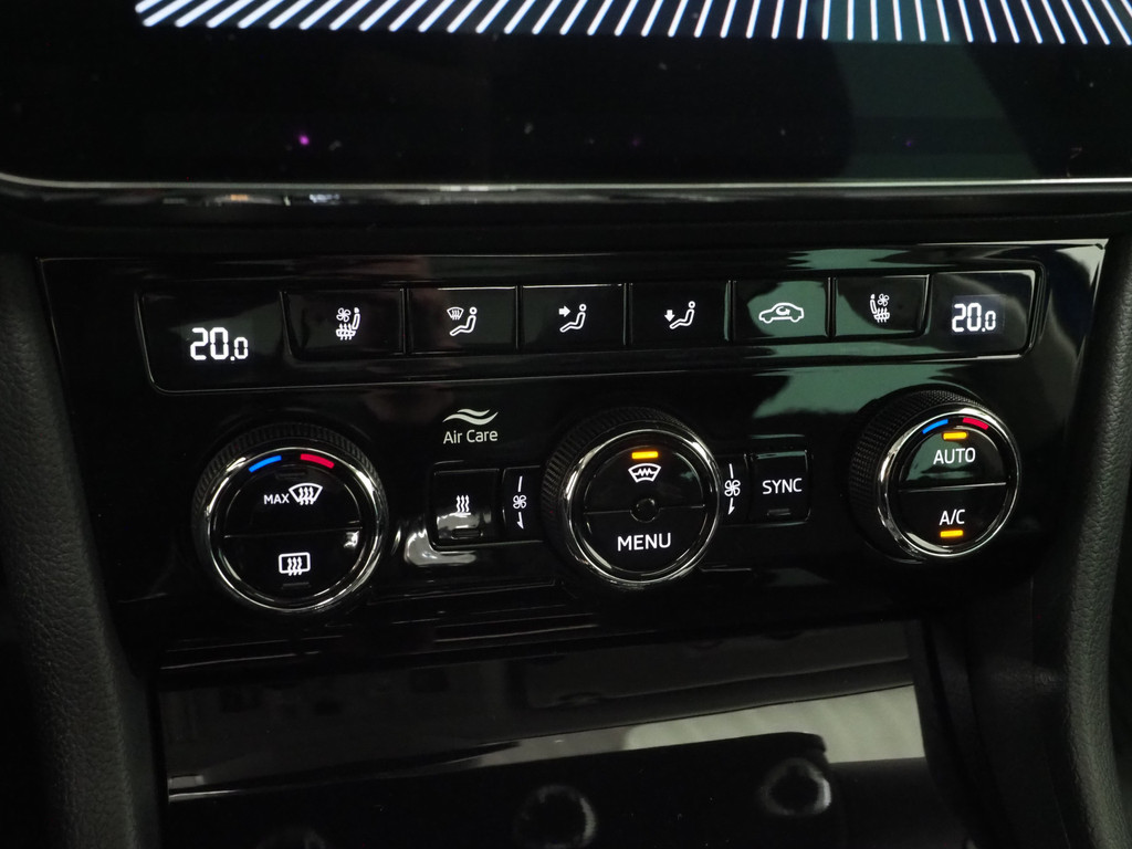 Škoda Superb Combi 1.4 TSI iV Laurin & Klement 36