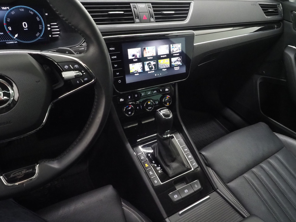 Škoda Superb Combi 1.4 TSI iV Laurin & Klement 38