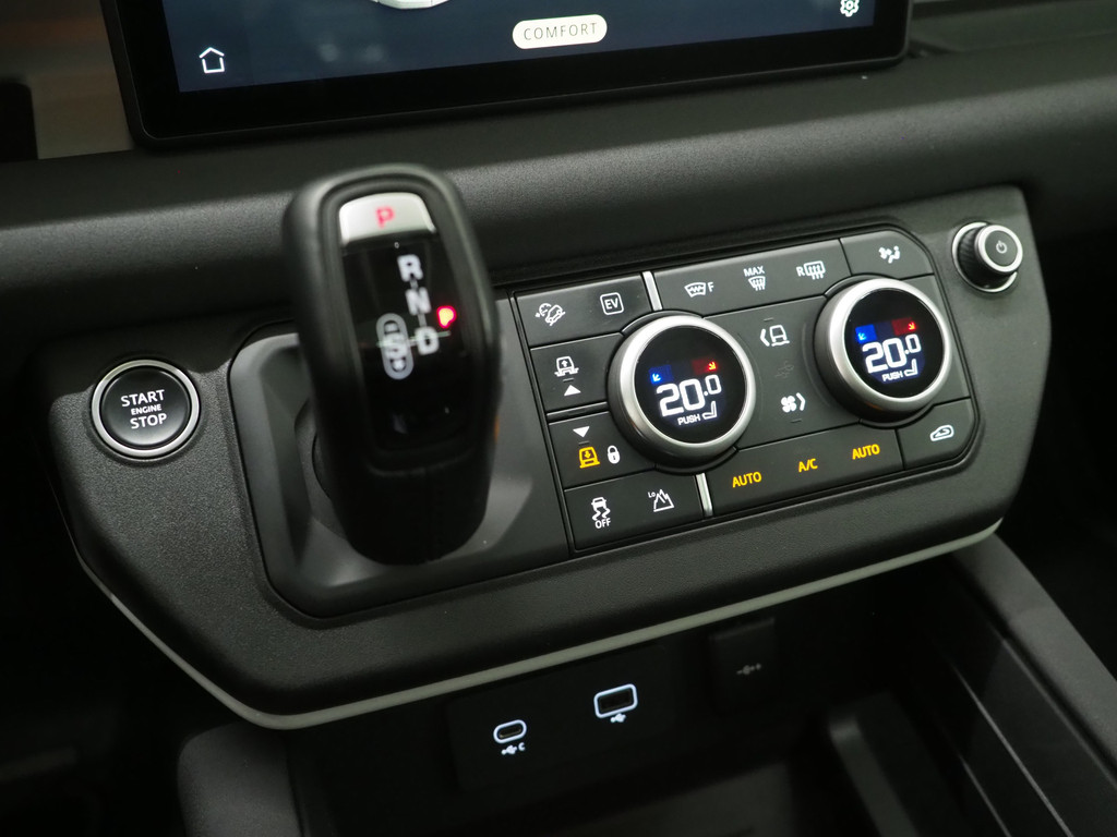 Land Rover Defender 110 2.0 P400e 32