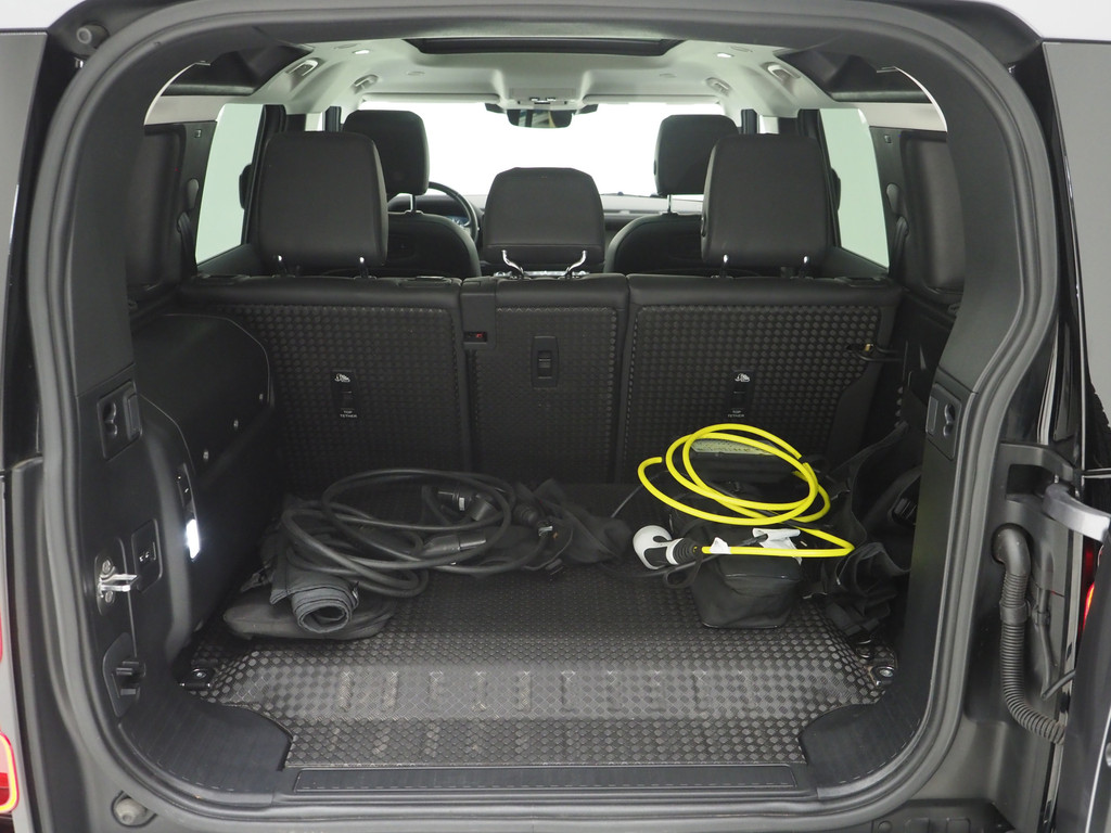 Land Rover Defender 110 2.0 P400e 39