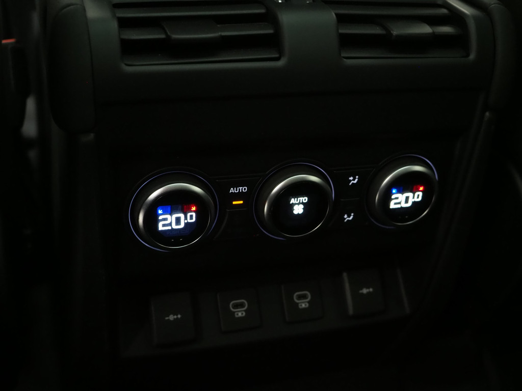 Land Rover Defender 110 2.0 P400e 77