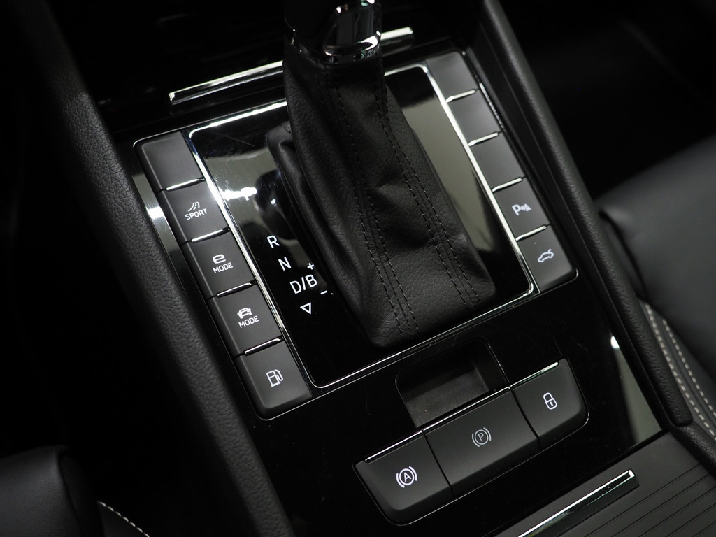 Škoda Superb Combi 1.4 TSI iV Laurin & Klement 32