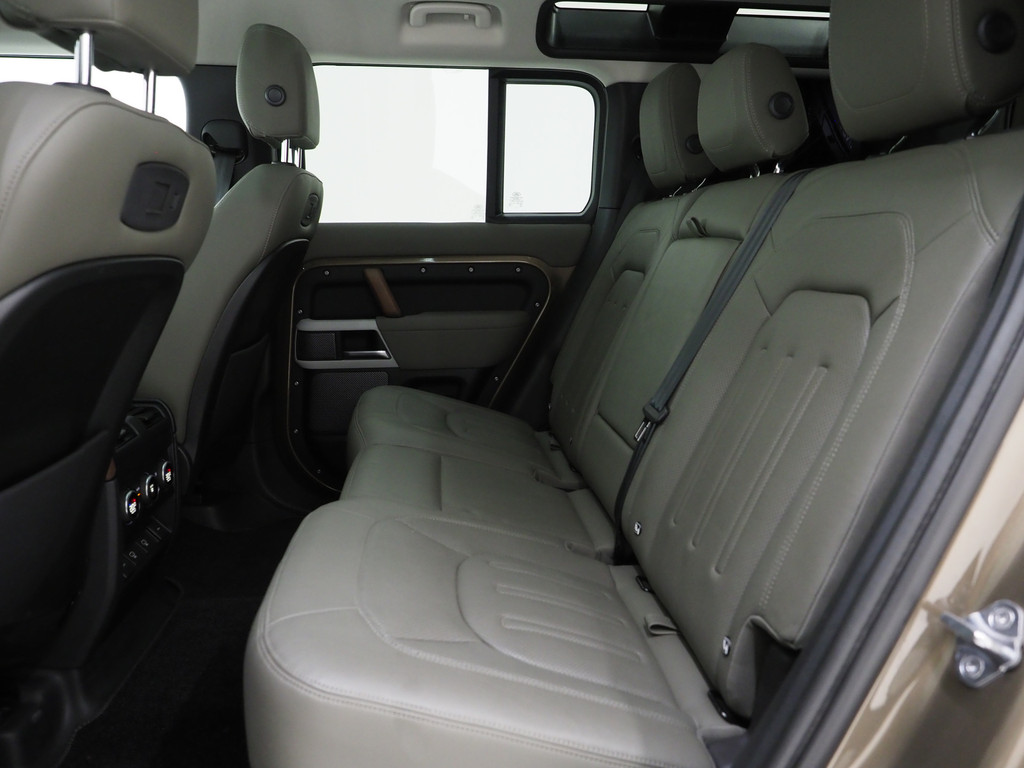 Land Rover Defender 110 2.0 P400e Urban 41