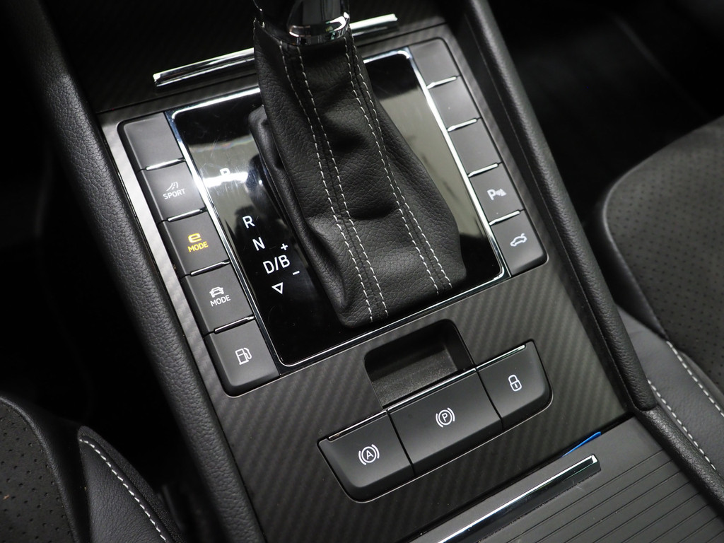 Škoda Superb Combi 1.4 TSI iV Sportline 33