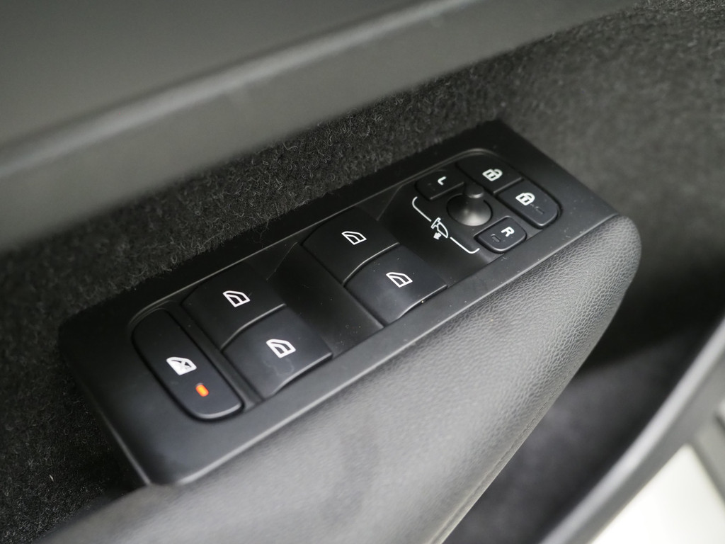 Volvo XC40 1.5 T5 Recharge R-Design Full Black 19