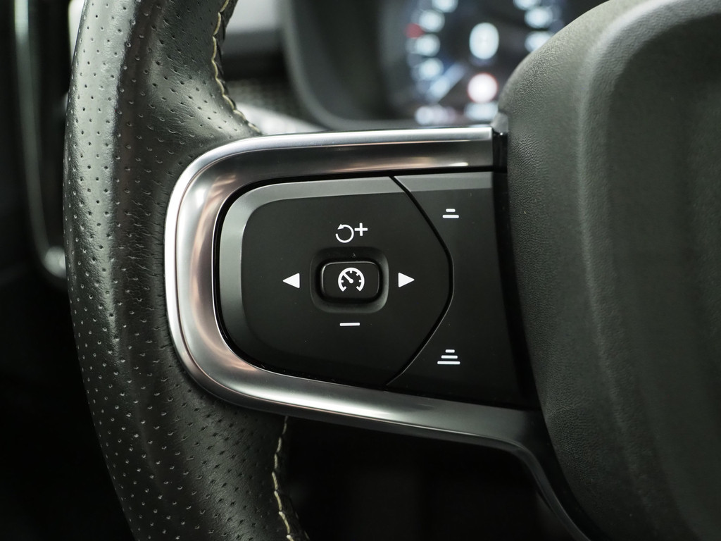 Volvo XC40 1.5 T5 Recharge R-Design Full Black 22