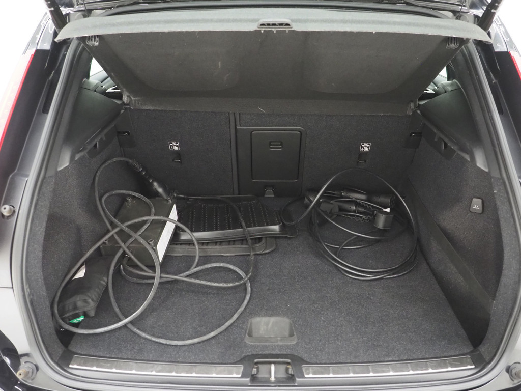 Volvo XC40 1.5 T5 Recharge R-Design Full Black 37