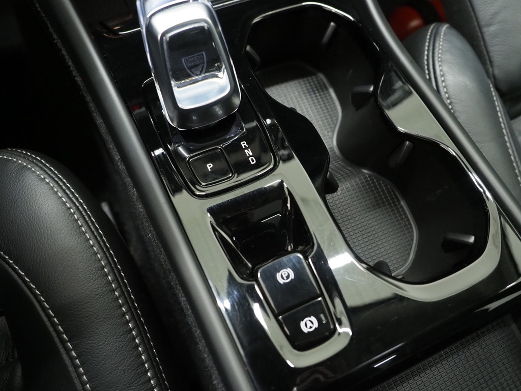 Volvo XC40 1.5 T5 Plug-in hybrid Ultimate Dark 38