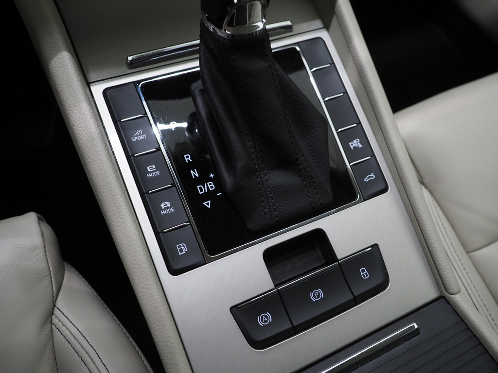 Škoda Superb Combi 1.4 TSI iV Laurin & Klement 35