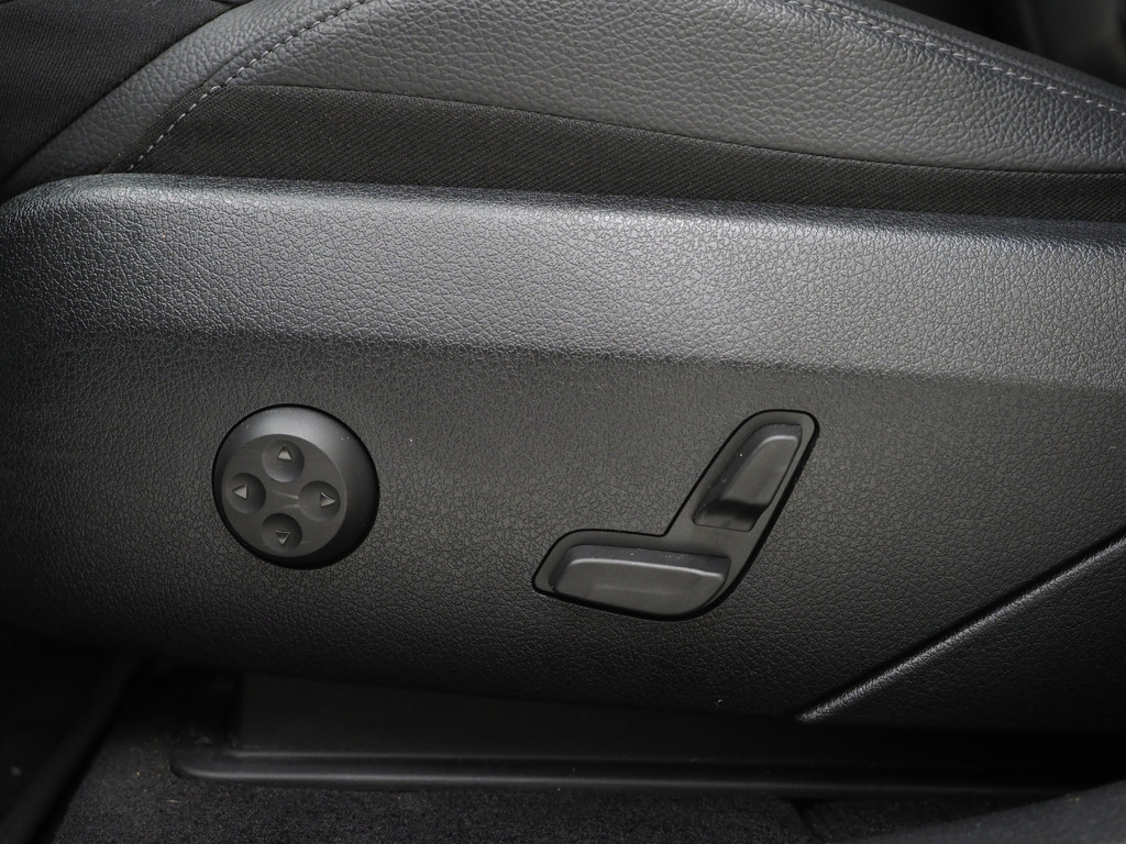 Mercedes-Benz GLC 300e 4MATIC 320PK 19