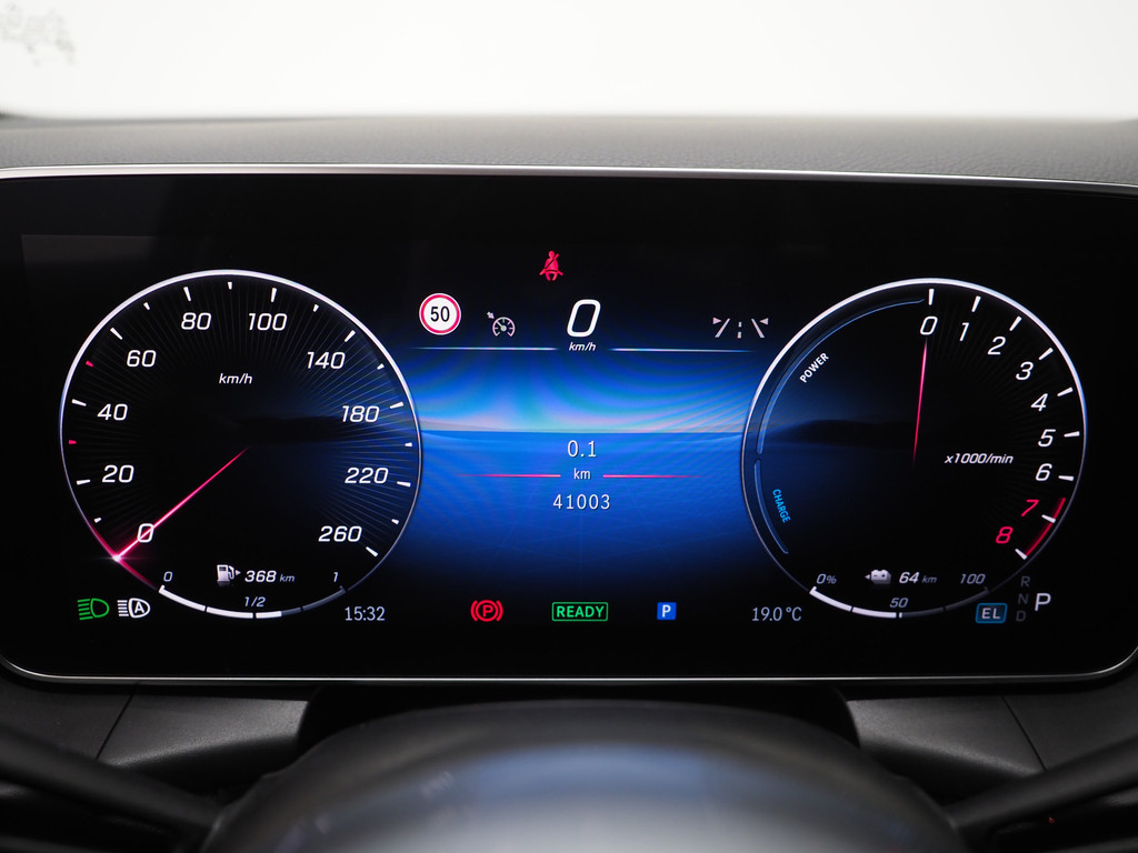 Mercedes-Benz GLC 300e 4MATIC 320PK 25