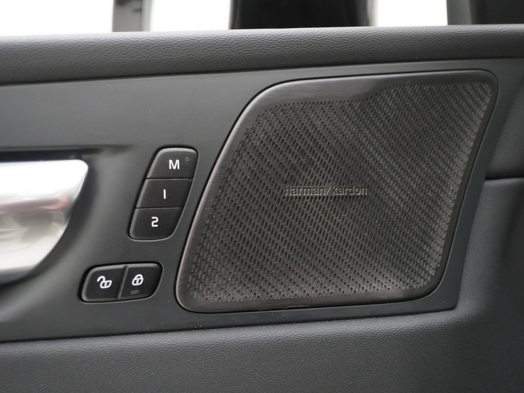 Volvo XC60 2.0 T6 Plug-in hybrid AWD Ultimate Dark Long Range 19