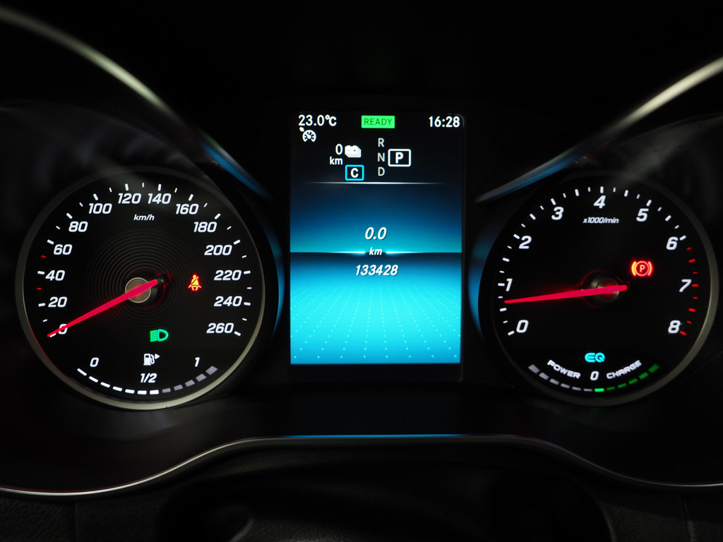 Mercedes-Benz GLC 300e 4MATIC 25