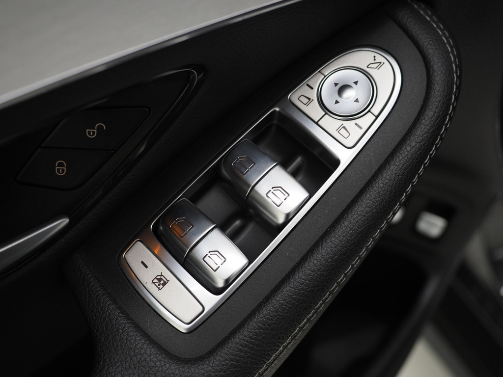 Mercedes-Benz GLC 300e 4MATIC 53