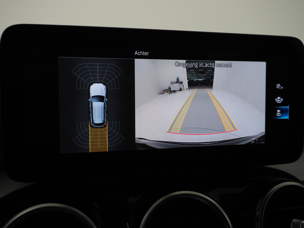 Mercedes-Benz GLC 300e 4MATIC 64