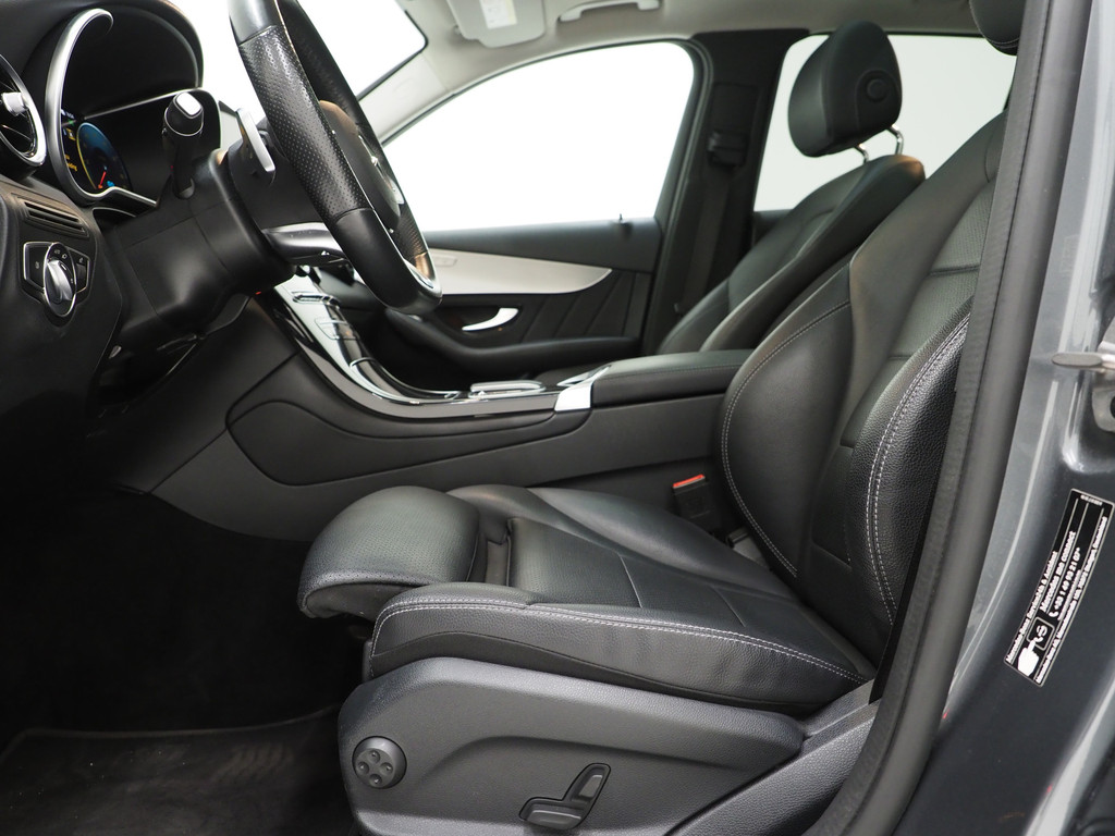 Mercedes-Benz GLC 300e 4MATIC AMG 57