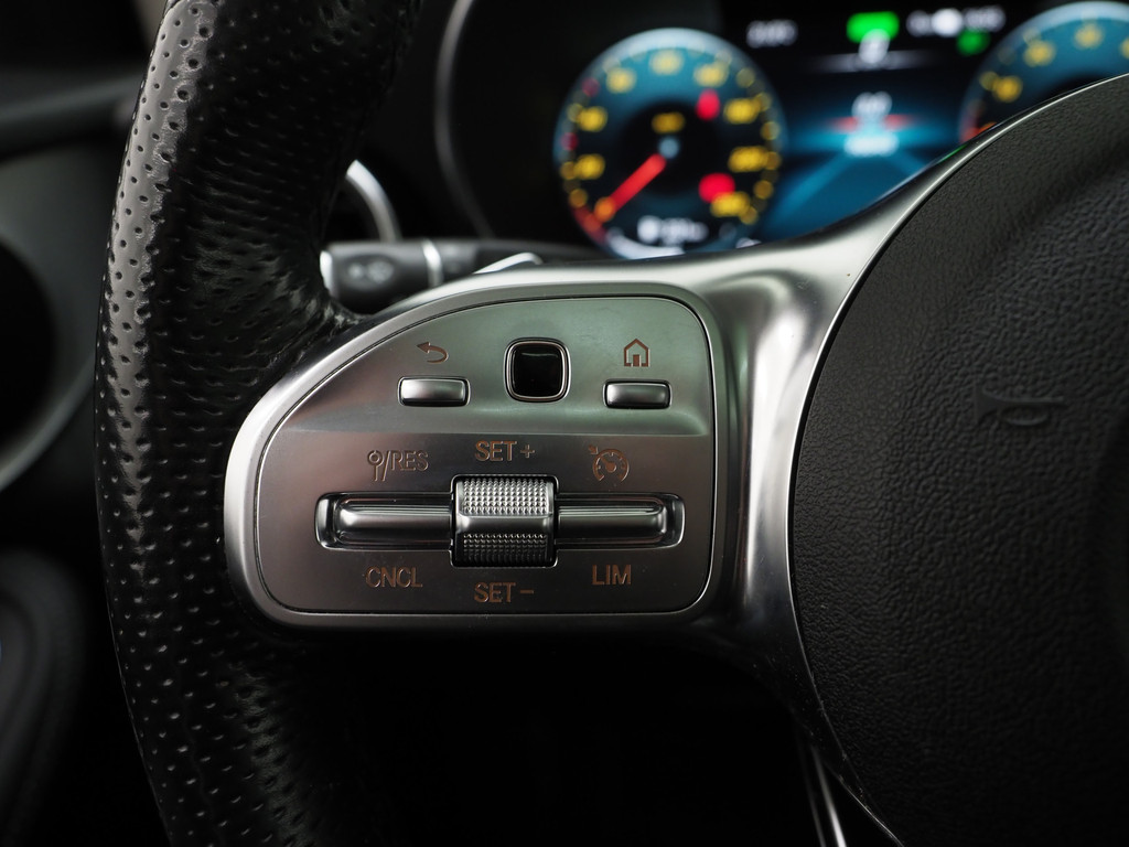 Mercedes-Benz GLC 300e 4MATIC AMG 64