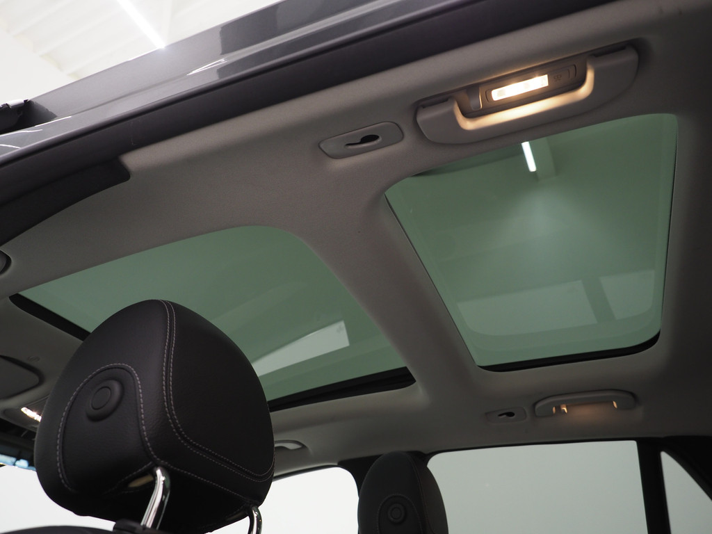 Mercedes-Benz GLC 300e 4MATIC AMG 77