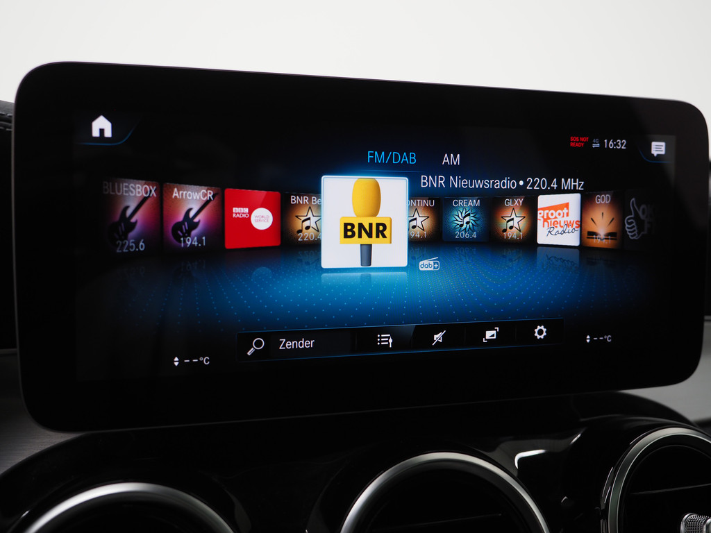 Mercedes-Benz GLC 300e 4MATIC 28