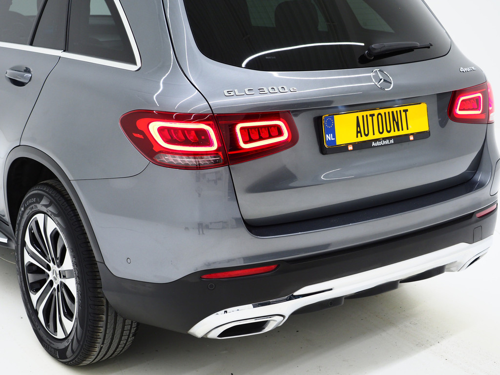Mercedes-Benz GLC 300e 4MATIC 52