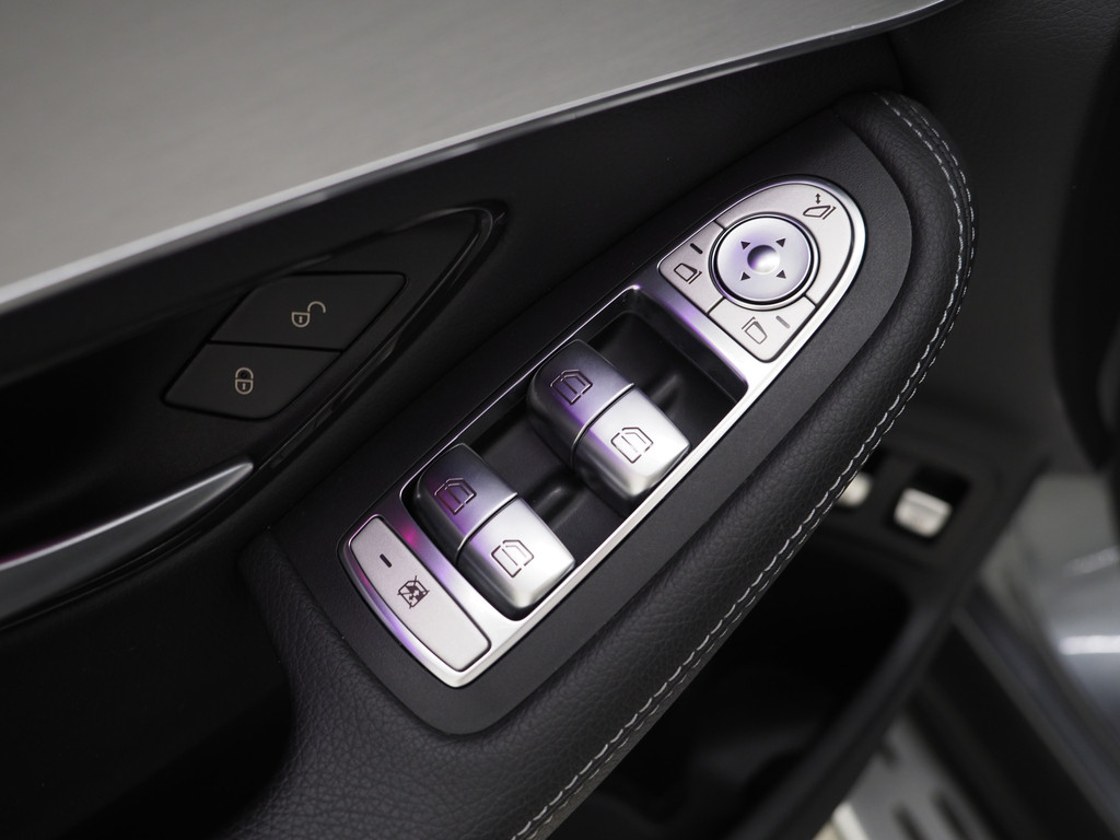 Mercedes-Benz GLC 300e 4MATIC 57