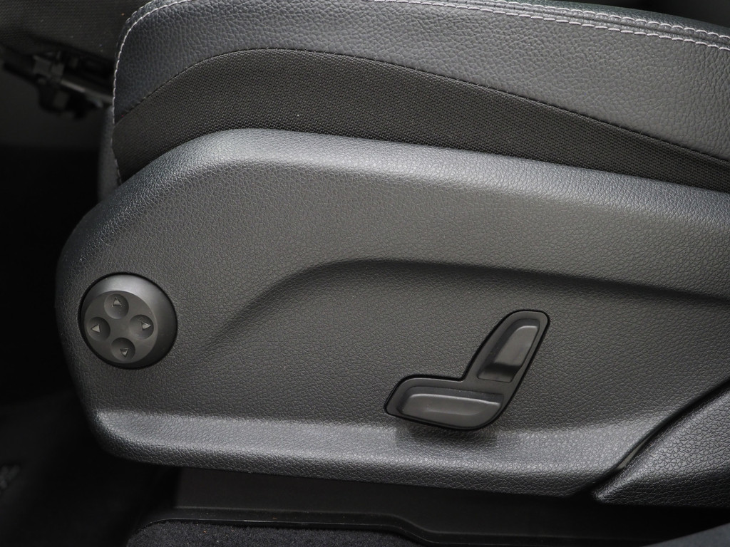 Mercedes-Benz GLC 300e 4MATIC 59