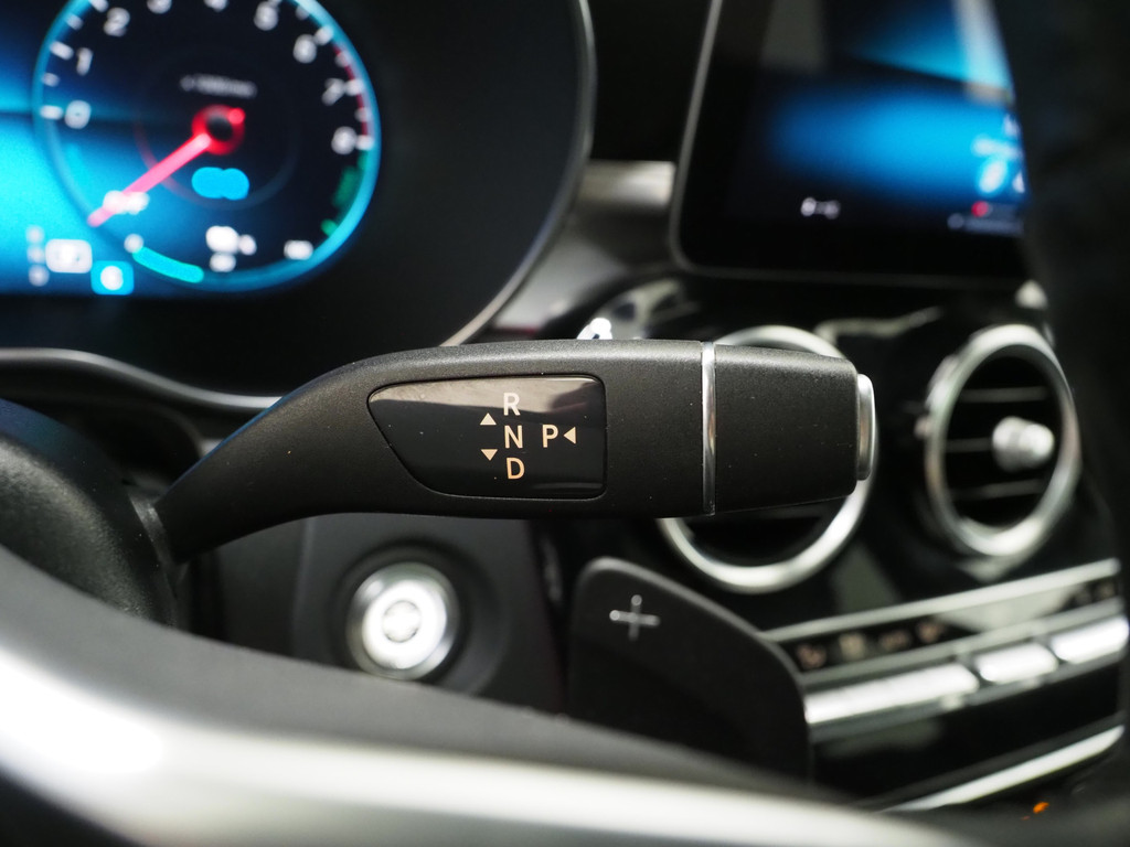 Mercedes-Benz GLC 300e 4MATIC 64