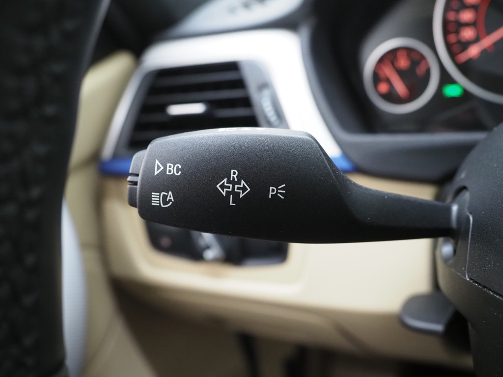 BMW 3 Serie Touring 320i M Sport Shadow 20