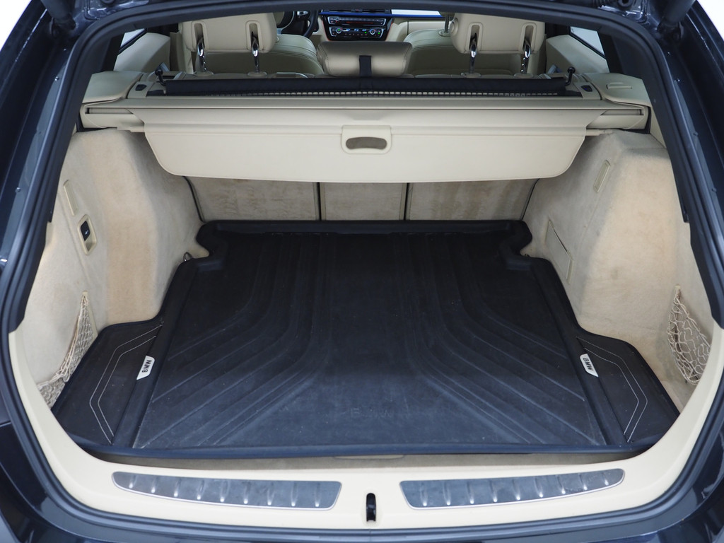 BMW 3 Serie Touring 320i M Sport Shadow 37