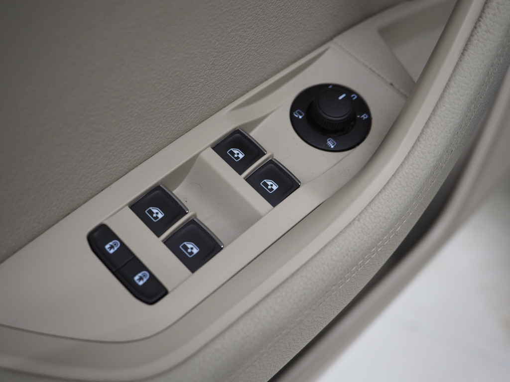 Škoda Superb Combi 1.4 TSI iV Laurin & Klement 17