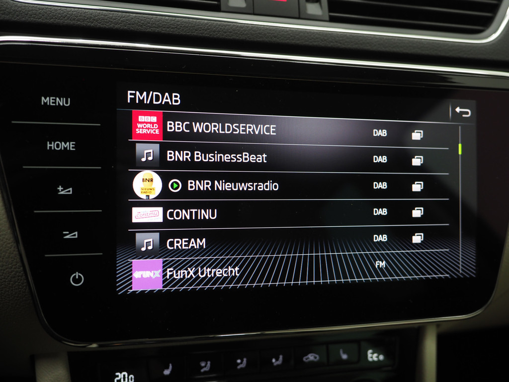 Škoda Superb Combi 1.4 TSI iV Laurin & Klement 27