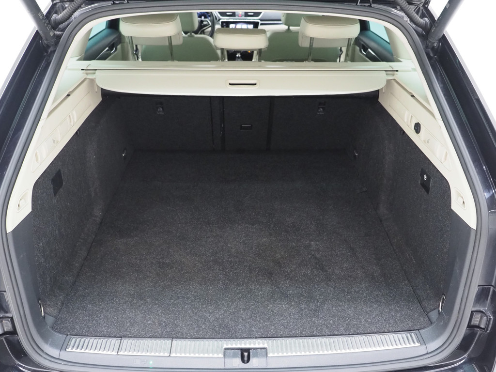 Škoda Superb Combi 1.4 TSI iV Laurin & Klement 38