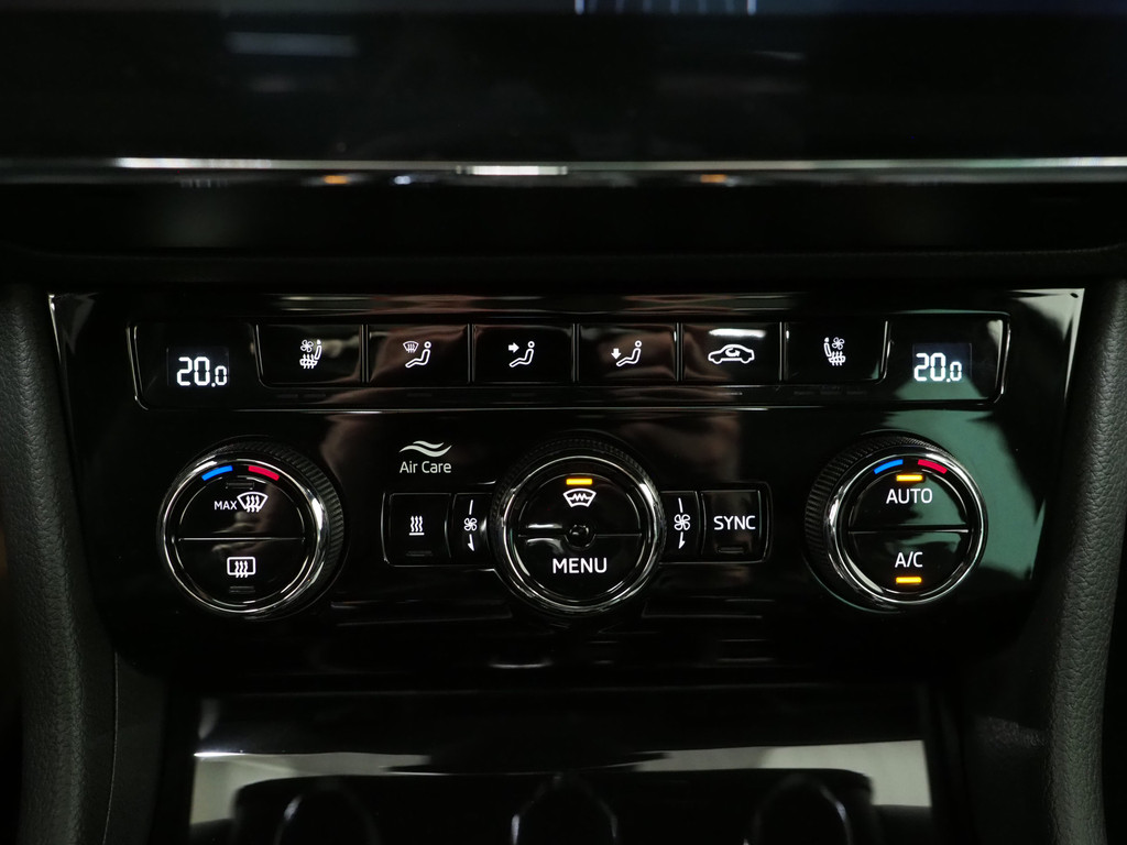 Škoda Superb Combi 1.4 TSI iV Laurin & Klement 82