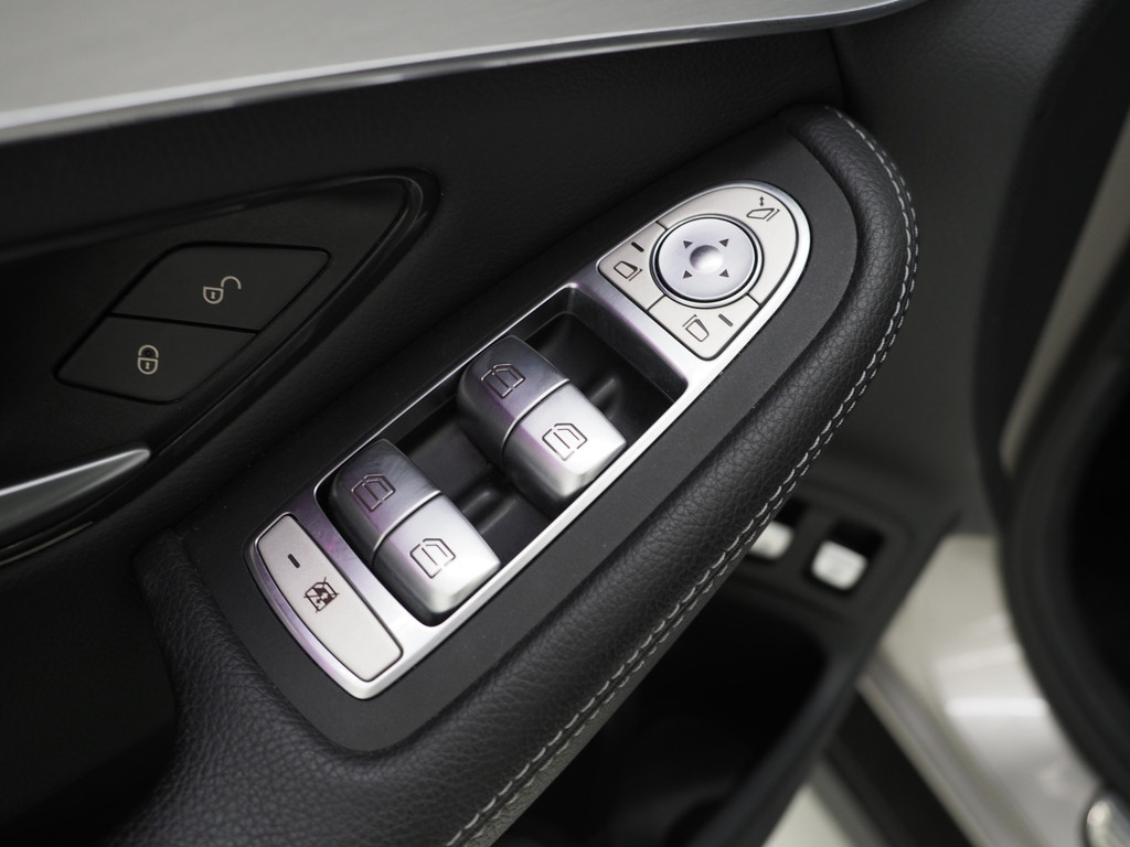 Mercedes-Benz GLC 300e 4MATIC AMG 56