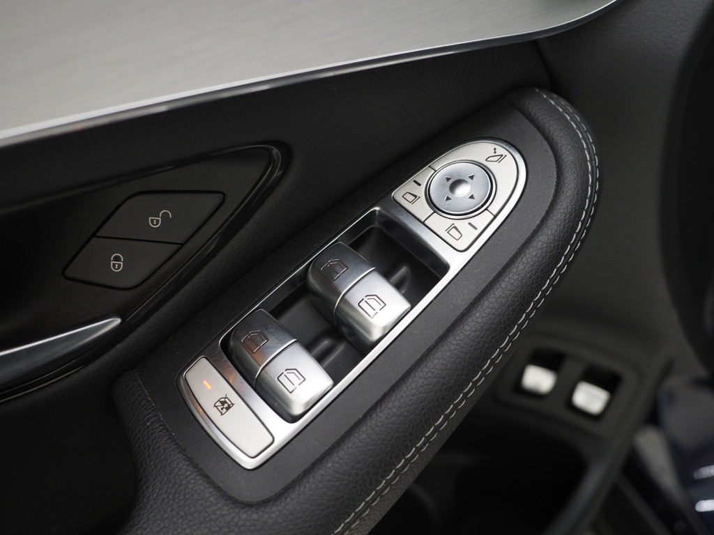 Mercedes-Benz GLC 300e 4MATIC AMG 16