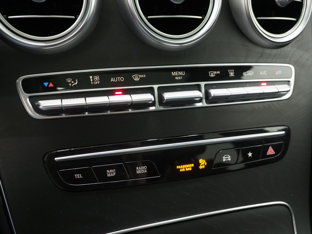 Mercedes-Benz GLC 300e 4MATIC AMG Full Black 29