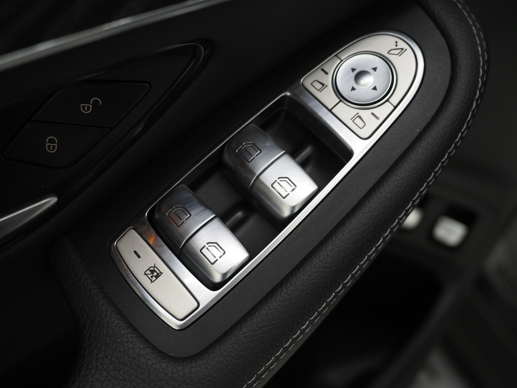 Mercedes-Benz GLC 300e 4MATIC AMG Full Black 54