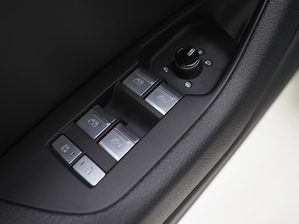 Audi A6 Avant 55 TFSI e quattro Full Black 17