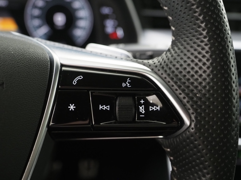 Audi A6 Avant 55 TFSI e quattro Full Black 64