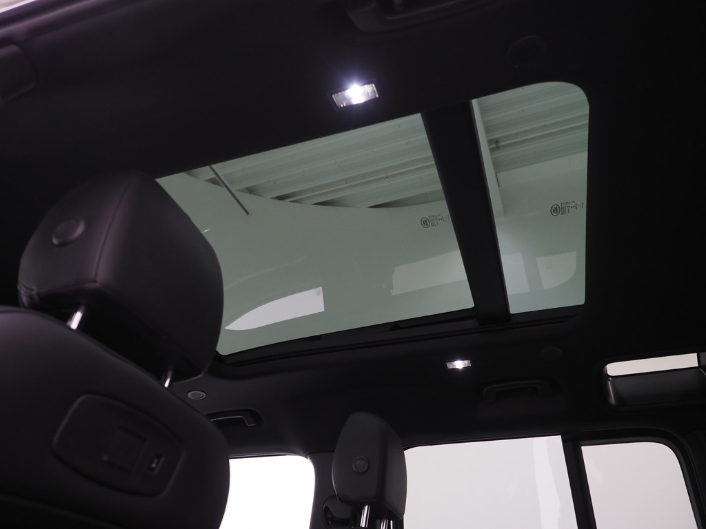 Land Rover Defender 110 2.0 P400e 32