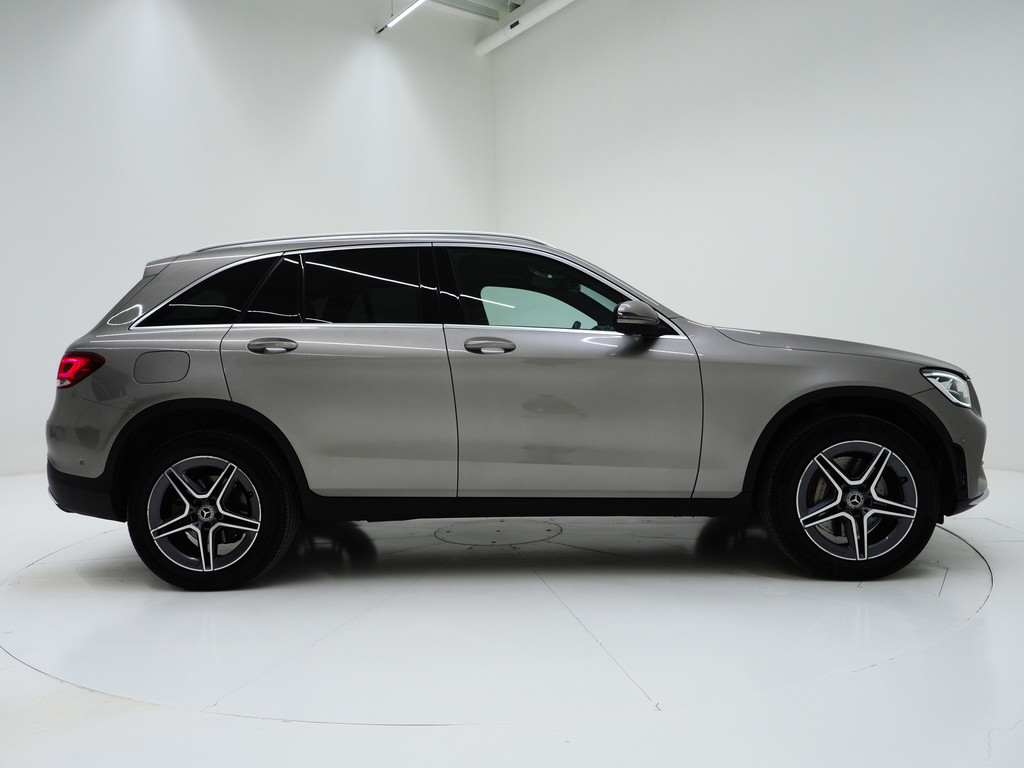 Mercedes-Benz GLC 300e 4MATIC AMG 9