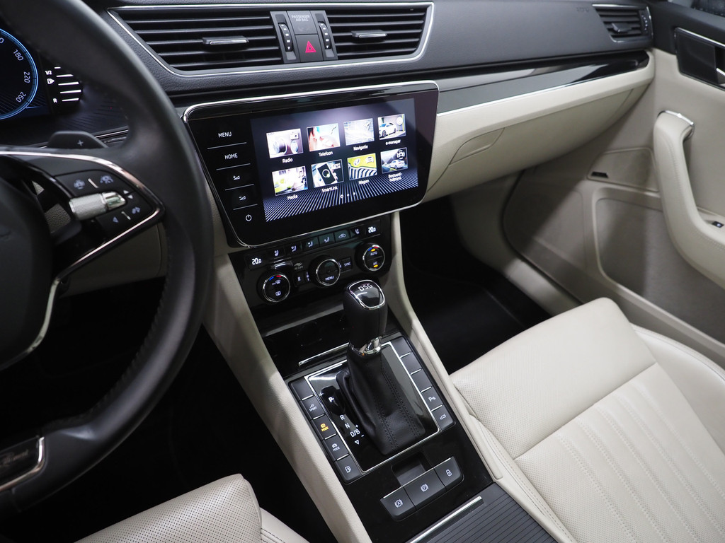 Škoda Superb Combi 1.4 TSI iV Laurin & Klement 37