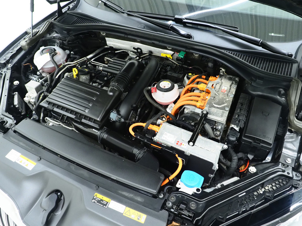 Škoda Superb Combi 1.4 TSI iV Laurin & Klement 6