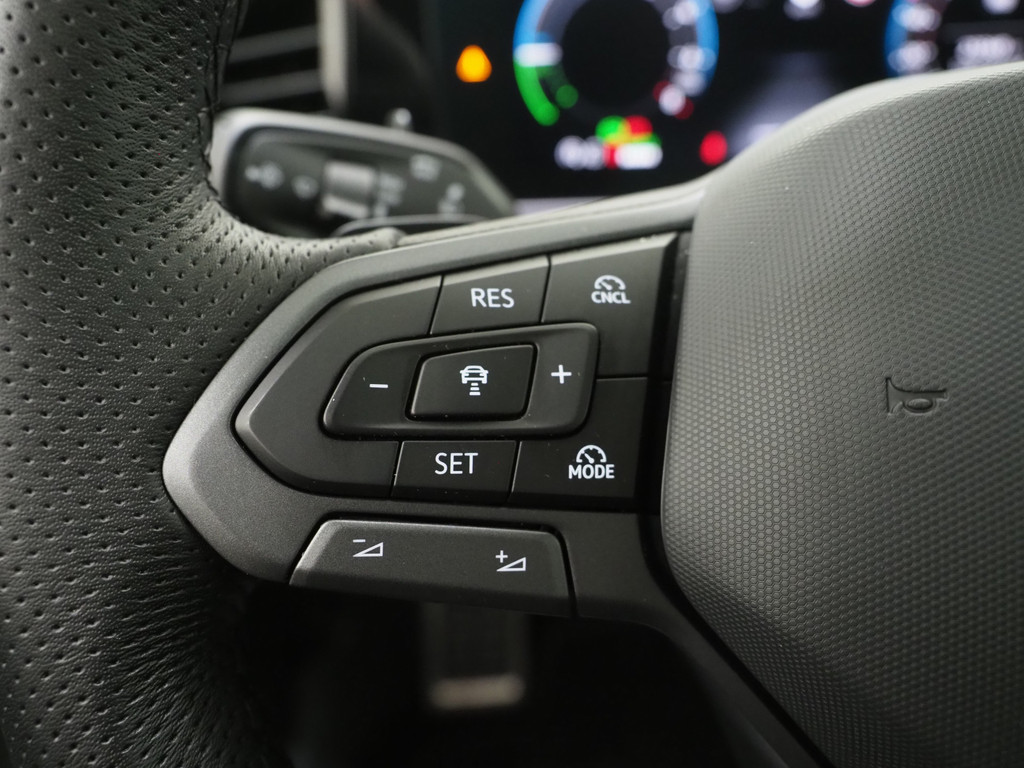 Volkswagen Passat Variant 1.5 eHybrid R-Line 25