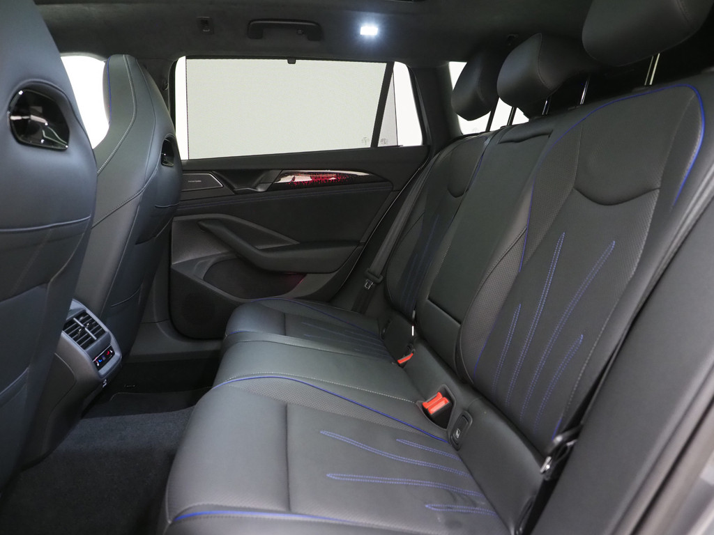Volkswagen Passat Variant 1.5 eHybrid R-Line 44