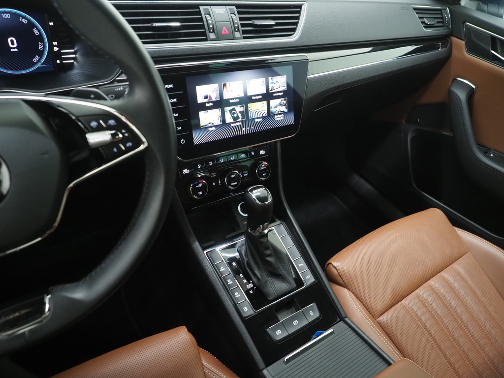 Škoda Superb Combi 1.4 TSI iV Laurin & Klement 36